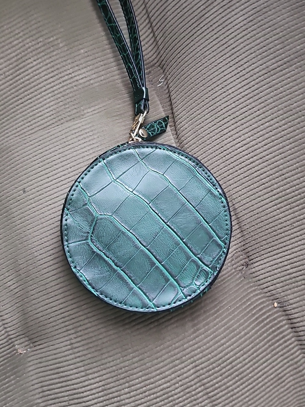 NEIMAN MARCUS Round Green Croc-Embossed Wristlet Coin Purse with Gold Bee Accent - Picture 6 of 7